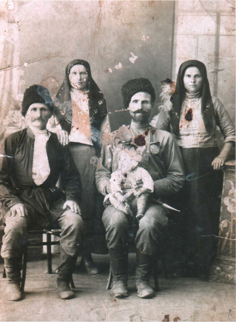 На фото: Первые поселенцы – казачья семья Лозицких. Из музея станицы.